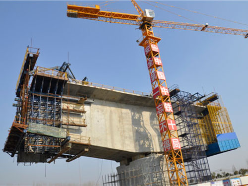 中铁十局承建徐盐高铁江苏建湖县跨高速公路桥