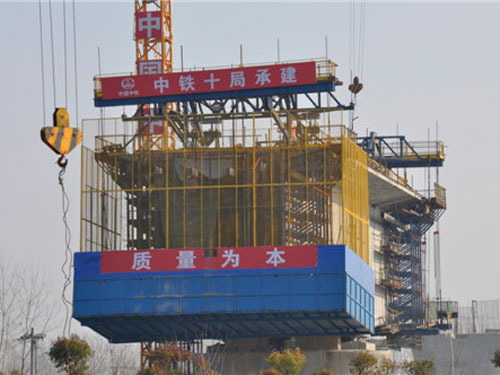 中铁十局承建徐盐高铁江苏建湖县跨高速公路桥