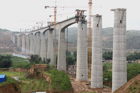 山西省重点工程——兴保铁路岚漪河特大桥平安合龙