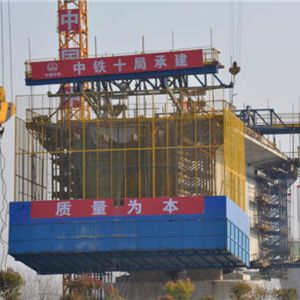 中铁十局承建徐盐高铁江苏建湖县跨高速公路桥