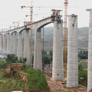 山西省重点工程——兴保铁路岚漪河特大桥平安合龙