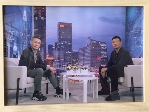 山东铸烽工程材料有限公司负责人与《民族品牌之路》主持人合影